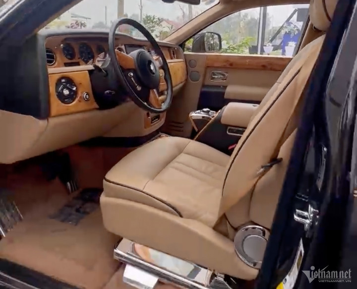 Điểm nhấn của không gian nội thất phiên bản này là hệ thống định vị vệ tinh mới, hiển thị qua màn hình rộng 8,8 inch và có hệ thống camera quan sát trước và sau xe. (Ảnh: Nguyễn Thủy)