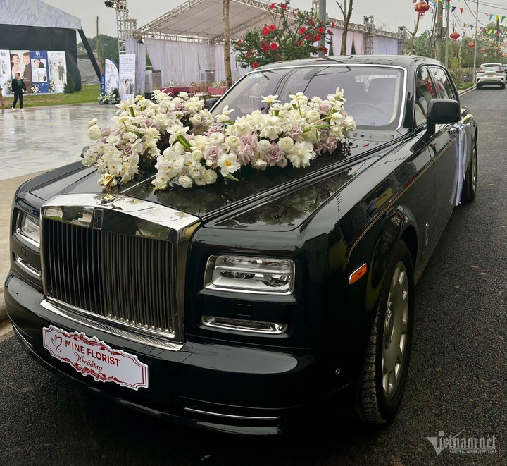 Phiên bản Rolls-Royce Phantom 2013 có điểm nhấn là cụm đèn pha lần đầu được nâng cấp lên dạng LED, khiến chiếc xe siêu sang trông hiện đại hơn so với các bản cũ trước đó. (Ảnh: Nguyễn Thủy)