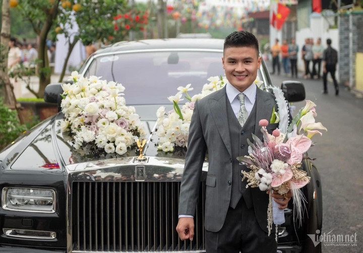 Chú rể Quang Hải hạnh phúc bên chiếc xe cưới siêu sang Rolls-Royce Phantom chờ rước dâu. (Ảnh: Nguyễn Thủy)