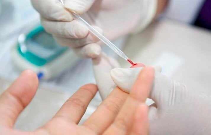Mẫu xét nghiệm ADN gồm một trong các thành phần như mẫu máu toàn phần, mẫu niêm mạc miệng, tóc có chân hoặc móng tay. (Ảnh minh hoạ)