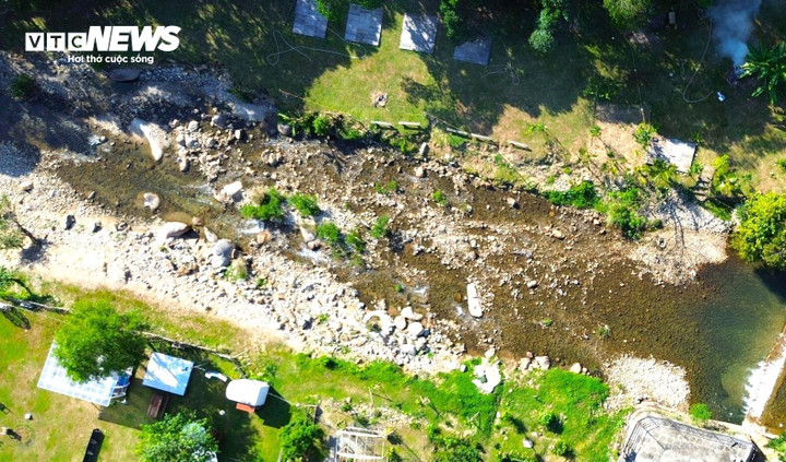 Hạ lưu suối Lương cạn kiệt, không đủ nước phục vụ sản xuất nông nghiệp của người dân.