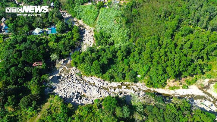 Suối Lương cạn trơ đáy dù chưa vào mùa khô.