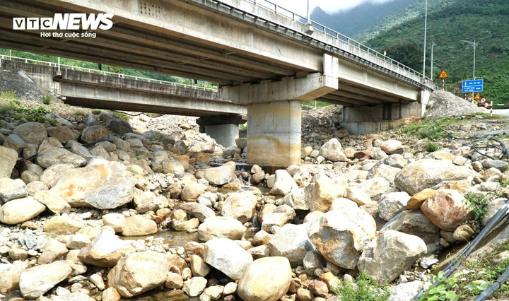 Suối Lương cạn trơ đáy.