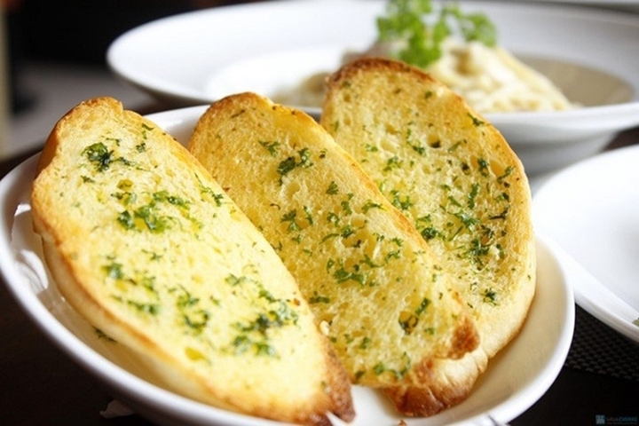Bánh mỳ nướng bơ tỏi có thể bảo quản trong tủ lạnh vài ngày.