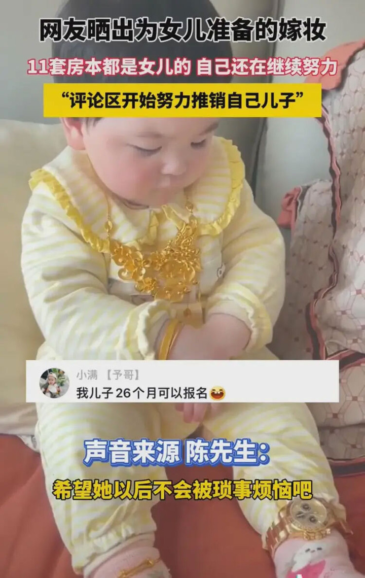 Tay, chân bé đeo đầy vàng.