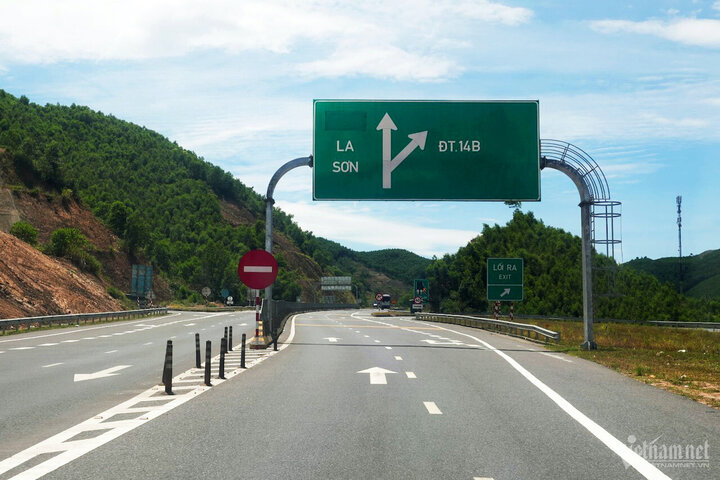 Chính thức cấm xe khách từ 30 chỗ, xe tải nặng lưu thông trên cao tốc Cam Lộ - La Sơn từ 4/4. (Ảnh: Quang Thành)