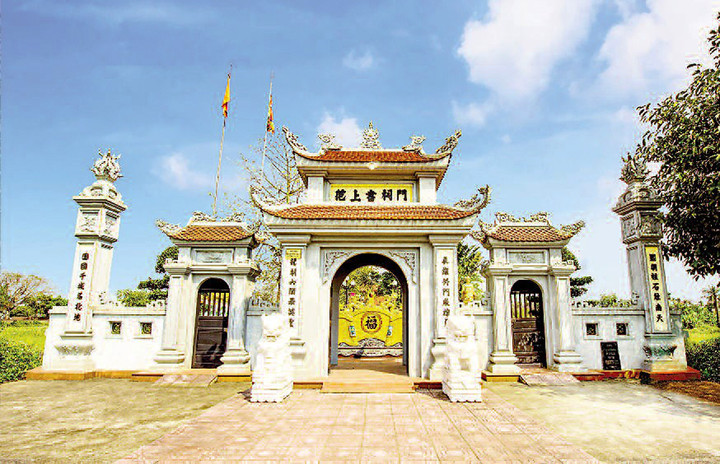 Phía trước đền thờ.