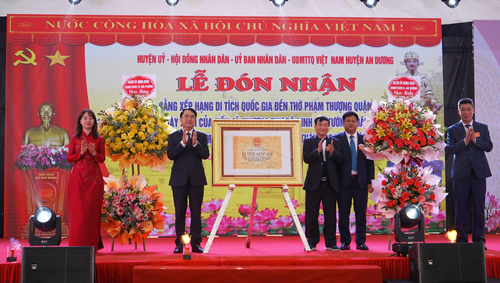 Phó Chủ tịch UBND TP Hải Phòng Lê Khắc Nam trao bằng công nhận Di tích quốc gia Đền thờ Phạm Thượng Quận.