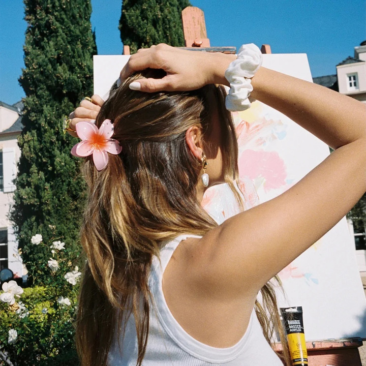 Vì sao cơn sốt kẹp tóc hoa sứ khiến các cô gái 'phát cuồng'? - 3