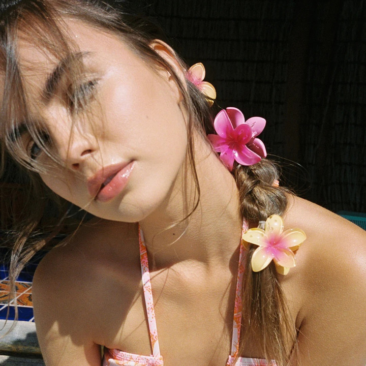 Vì sao cơn sốt kẹp tóc hoa sứ khiến các cô gái 'phát cuồng'? - 2