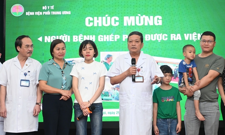 Lãnh đạo Bệnh viện Phổi Trung ương chúc mừng người bệnh Phạm Anh Thư được ra viện. (Ảnh: BVCC)