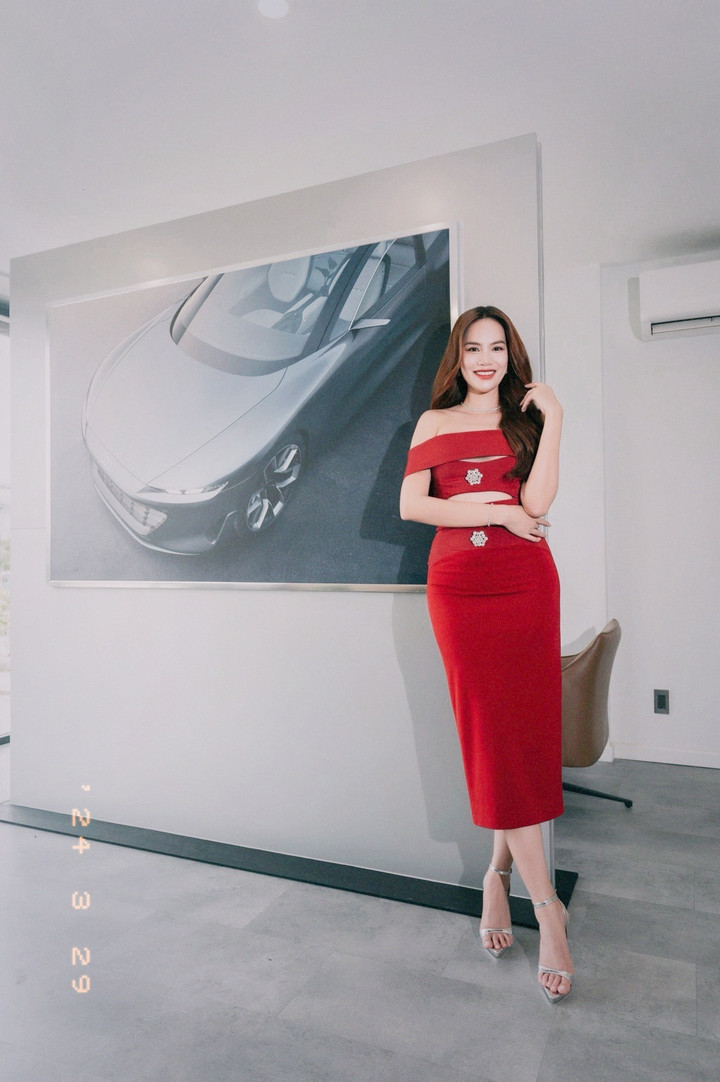 Trong khi đó hoa hậu Miss Grand 2023 Lê Hoài Phương khoe dáng trong bộ đầm đỏ bó sát.