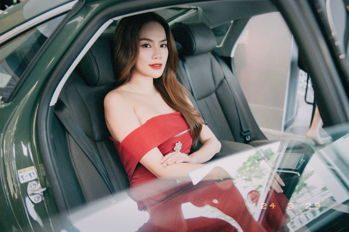 Không gian hàng ghế thứ 2 trên Audi e-Tron GT mang đến trải nghiệm êm ái khi vận hành cho hoa hậu Lê Hoài Phương.