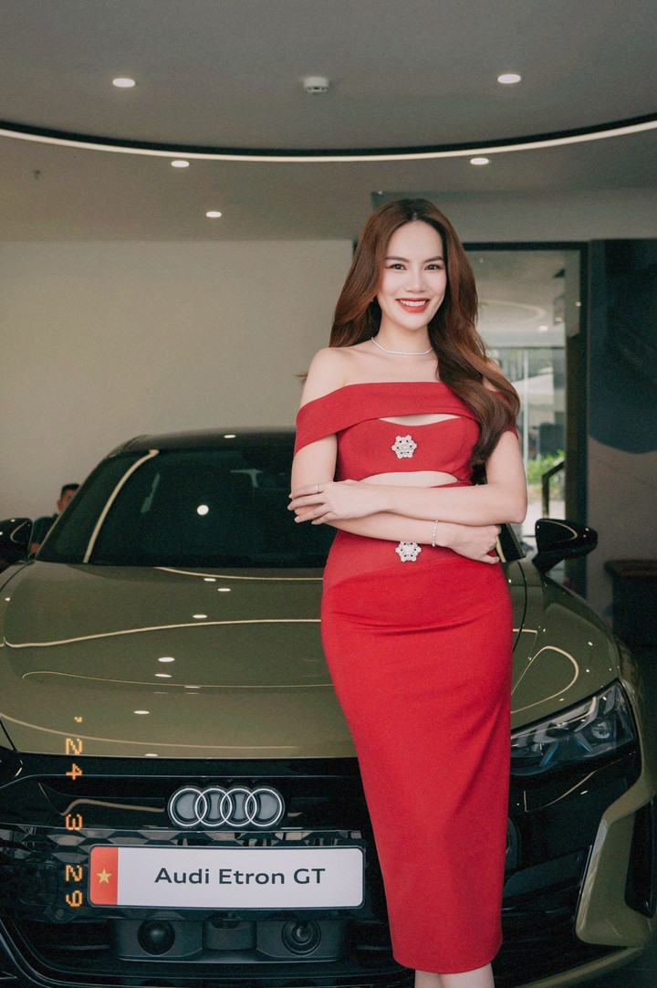 Hoa hậu Miss Grand 2023 Lê Hoài Phương tươi cười rạng rỡ bên Audi e-Tron GT.