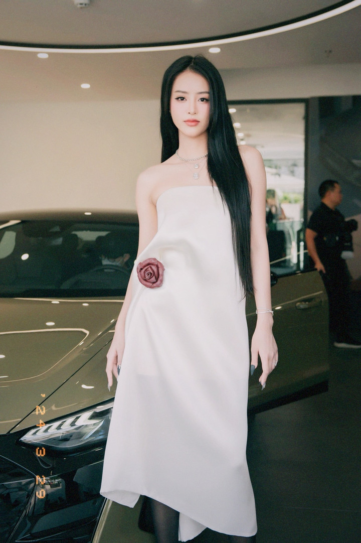 Cả hai người đẹp của Miss Grand 2023 đều cho biết rất ủng hộ các mẫu xe điện bởi sự tiết kiệm nhiên liệu hóa thạch, không phát thải khí CO2 ra môi trường và có nhiều tính năng công nghệ hiện đại.