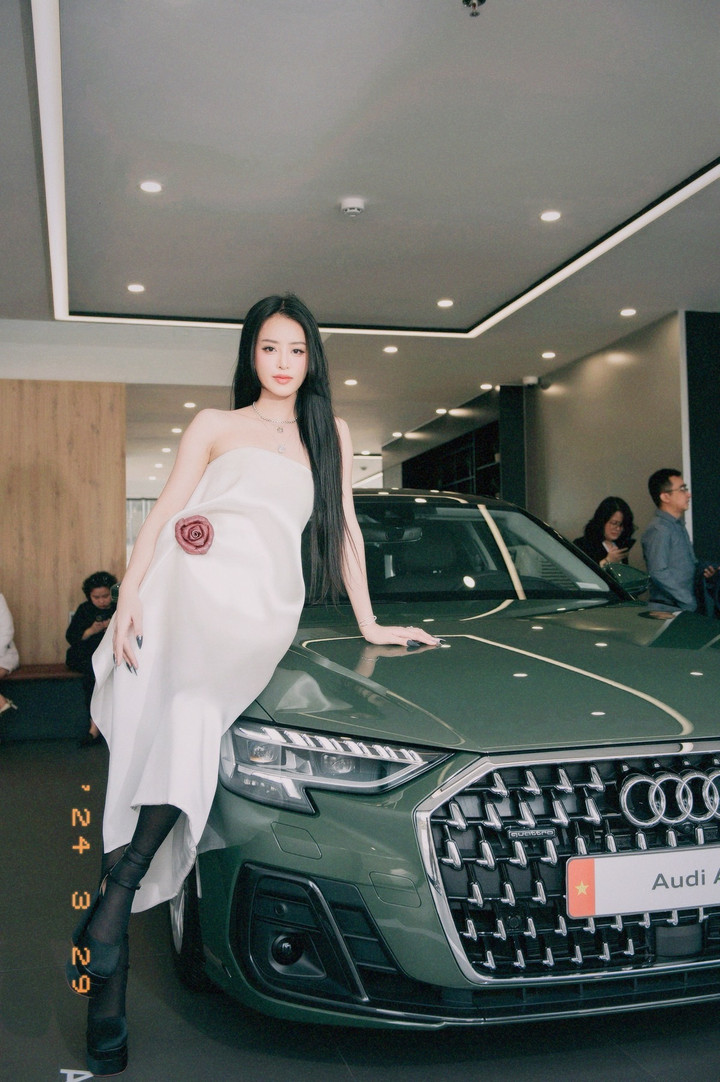 Tại sự kiện, hai người đẹp của Miss Grand 2023 đã chụp ảnh bên mẫu xe điện mới nhất Audi e-Tron GT với màu xanh Tactics Green.