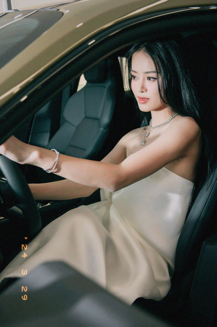 Trong khi đó á hậu 1 Bùi Khánh Linh tỏ ra khá thích thú với thiết kế nội thất bên trong Audi e-Tron GT.