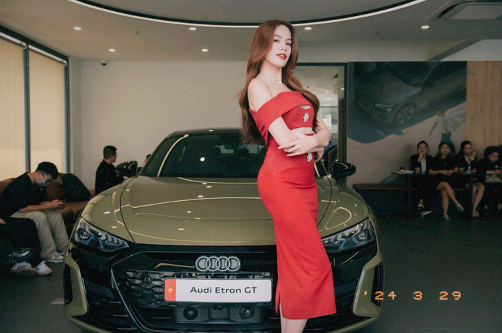 Cách lựa chọn màu trang phục để phối cùng màu xanh độc đáo của Audi e-Tron GT của 2 người đẹp làm nổi bật lên sự trẻ trung, xinh đẹp của mình và vẻ đẹp của chiếc xe.