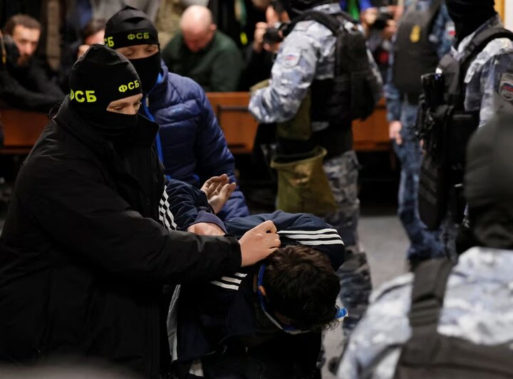 An ninh Nga áp giải các phần tử khủng bố tấn công Moskva ra tòa án chỉ hai ngày sau khi sự cố xảy ra. (Ảnh: Reuters)