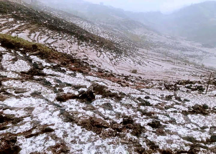 Mưa đá phủ trắng xóa ở Yên Minh, Hà Giang.