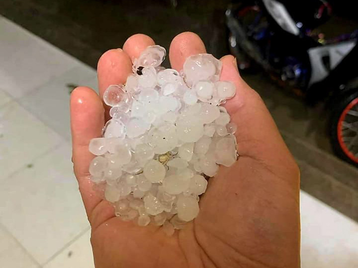 Mưa đá trắng xóa dội xuống Hà Giang, hơn 1.200 ngôi nhà bị hỏng mái - 4