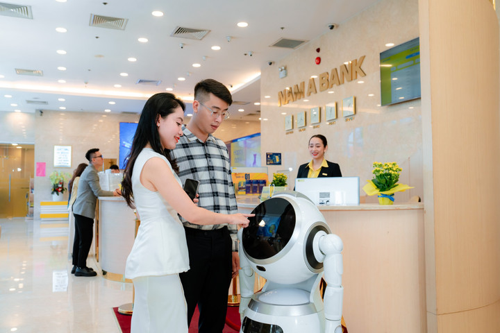 Khách hàng giao dịch tại Nam A Bank.