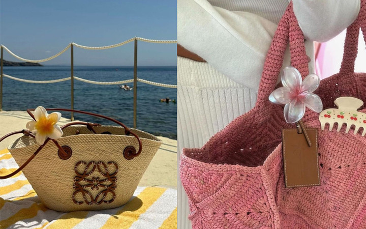 Không chỉ để cài tóc, kẹp hoa sứ còn được dùng trang trí túi xách. (Ảnh: Bazaarvietnam)