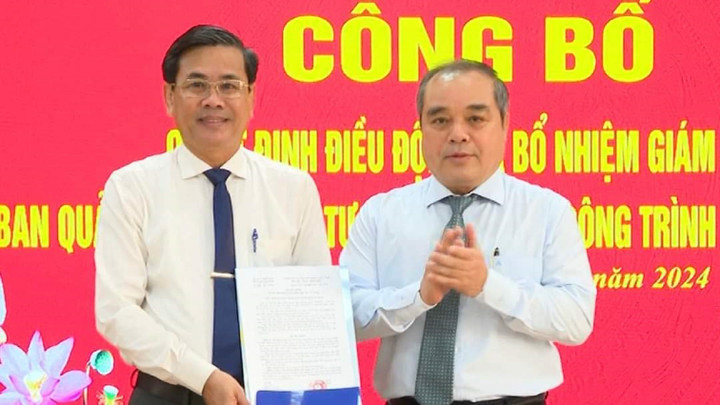 Ông Ngô Văn Dụng (trái) được bổ nhiệm giữ chức Giám đốc Ban Quản lý dự án Đầu tư xây dựng các công trình Giao thông tỉnh Quảng Ngãi. (Ảnh: Đ.N)