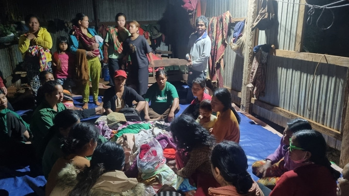 Gia đình lo hậu sự cho các cháu bị đuối nước.