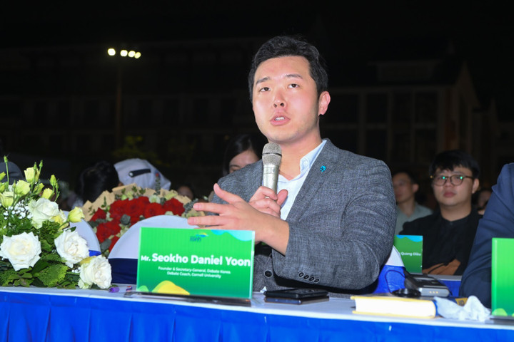 ThS. Daniel Yoon đặt câu hỏi cho các đội thi bảng tiếng Anh trong đêm chung kết.