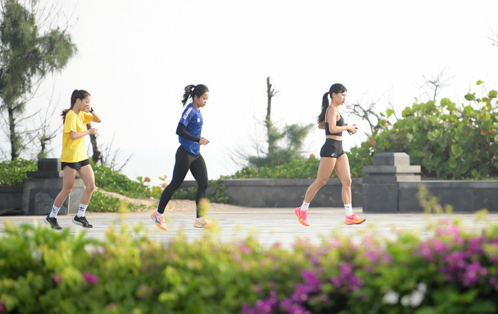 Cung đường full marathon (42,195km) xuất phát ở Quảng trường 1/4, qua đại lộ Hùng Vương, đường Thăng Long, đại lộ Nguyễn Tất Thành. Các runner sẽ được ngắm nhìn tháp Nhạn, tháp Nghinh Phong và đường ven biển tuyệt đẹp trước khi về đích. Ở cự ly half marathon (21,1km), quãng đường sau khi qua cầu Hùng Vương sẽ được rút ngắn so với cự ly full marathon. Tuy nhiên các runner vẫn được thưởng thức trọn vẹn những danh thắng mang tính biểu tượng của Phú Yên.