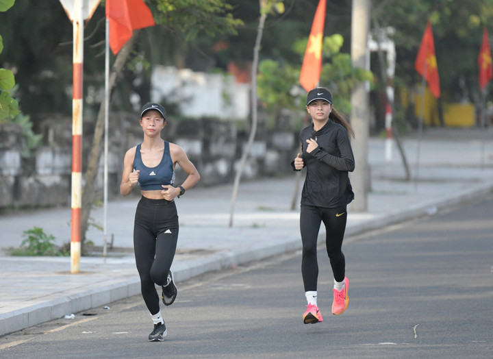 Với cự ly 10km, các runner sẽ chạy trên đường Độc Lập và một phần đại lộ Hùng Vương. Cự ly 5km bao gồm một phần của đường Độc Lập, đường Trần Hưng Đạo, Đại lộ Hùng Vương và đường Lý Tự Trọng. Điều thú vị ở Tiền Phong Marathon 2024 tại Phú Yên là mọi cự ly diễn ra trên cung đường khép kín và không lặp lại.