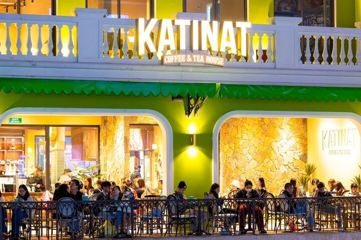 View sông ở quán cà phê Katinat thường trong cảnh “kín chỗ ngồi”.