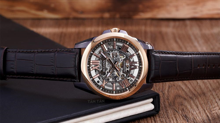 Đồng hồ cơ Bulova 98A165 có thiết kế cổ điển, hài hòa phong cách Đông - Tây, tôn lên phong cách mạnh mẽ đầy nam tính cho chủ sở hữu.