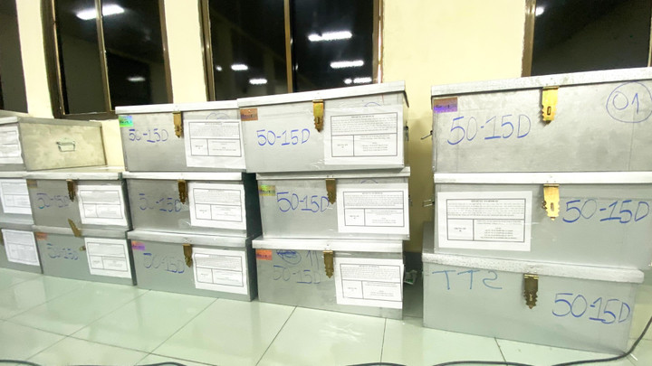 Tài liệu liên quan đến sai phạm của Trung tâm Đăng kiểm 50-15D tại cơ quan điều tra. (Ảnh Công an cung cấp)