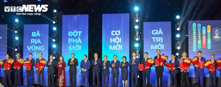 Lãnh đạo tỉnh Bà Rịa - Vũng Tàu trao quyết định đầu tư đến các doanh nghiệp.