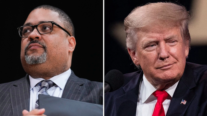 Ông Trump phản đối công tố viên New York Alvin Bragg (trái) vì đã đưa ra các cáo buộc hình sự chống lại ông. (Ảnh: The Hill)