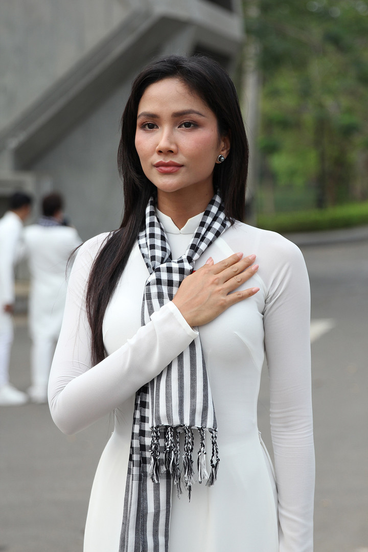 H'Hen Niê luôn ưu tiên các hoạt động xã hội.