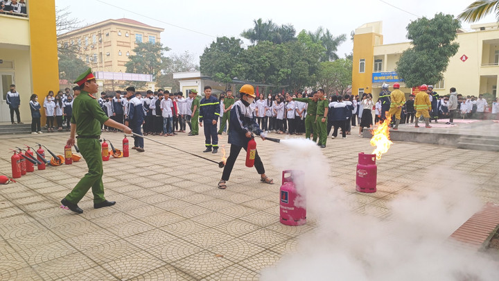 Học sinh hào hứng tham gia thực hành.