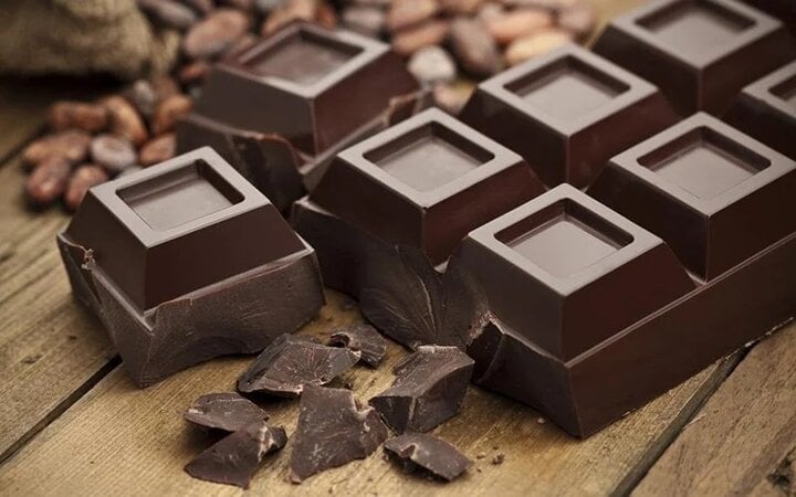 Socola đen, đặc biệt là loại chứa ít nhất 70% cacao, chứa nhiều magie có thể cải thiện tình trạng đau đầu.