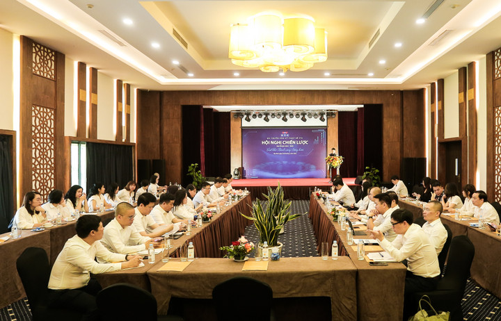 Toàn cảnh Hội nghị chiến lược năm 2024 với chủ đề “Vượt khó – Thành công – Cống hiến”.