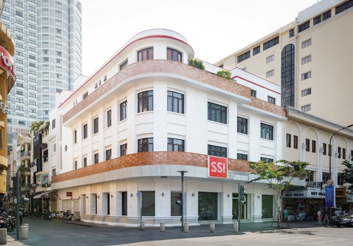 Ngôi nhà 4 tầng tọa lạc trên hai mặt tiền đường Nguyễn Huệ và Nguyễn Thiệp đang được chào bán với giá 1.996 tỷ đồng, tức hơn 4,3 tỷ đồng/m2. (Ảnh: Đ.V)