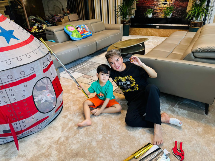 Đàm Vĩnh Hưng dành hết tình yêu thương cho con trai.