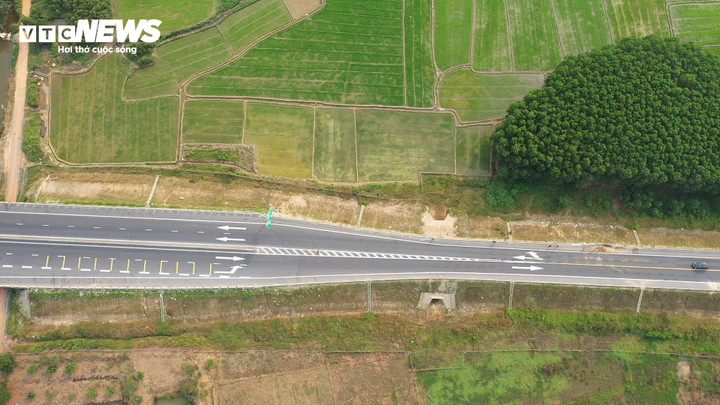 Hiện nay cao tốc Cam Lộ - La Sơn còn tồn tại nhiều bất cập, có những đoạn "thắt nút cổ chai" tiềm ẩn nguy cơ gây tai nạn.