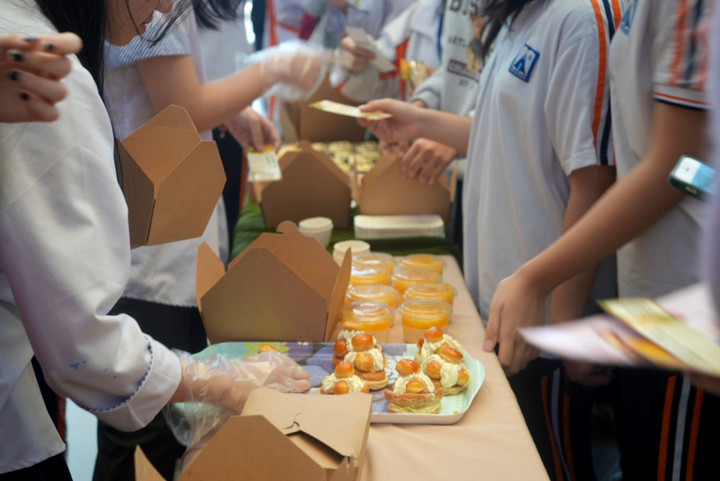 Các em học sinh tự tay chuẩn bị bánh ngọt gây quỹ từ thiện.