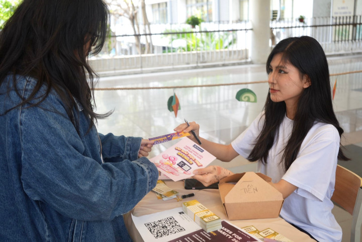 Học sinh THPT Hà Nội - Amsterdam bán hơn 2.000 chiếc bánh giúp đỡ trẻ em nghèo - 3