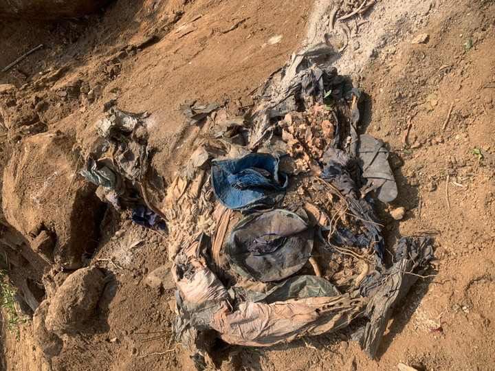 Bộ hài cốt liệt sĩ, 2 chiếc mũ tai bèo, dép cao su,... được phát hiện trong lúc thi công đường (Ảnh: H.C)