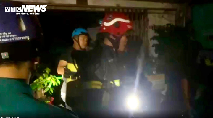 Anh Lê Văn Hoàng (người dân chứng kiến vụ cháy) cho biết đám cháy quá lớn, lửa khói đỏ rực bao trùm cả một dãy nhà chuyên kinh doanh đồ gỗ.