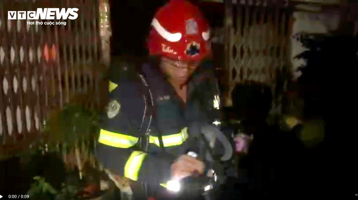 Theo thống kê ban đầu, 50m2 nhà số 206/1/18A, 100m2 diện tích nhà số 206/1/18 và 320m2 diện tích bãi vật liệu gỗ cũ (nằm ở phía sau dãy nhà, ngay bờ sông) đã cháy hoàn toàn.