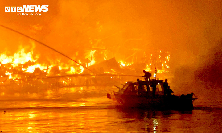 Khoảng 20h tối 1/4, người dân sống gần cầu chữ Y phát hiện đám cháy bùng phát tại một nhà dân trên đường Phạm Thế Hiển, quận 8 (TP.HCM).